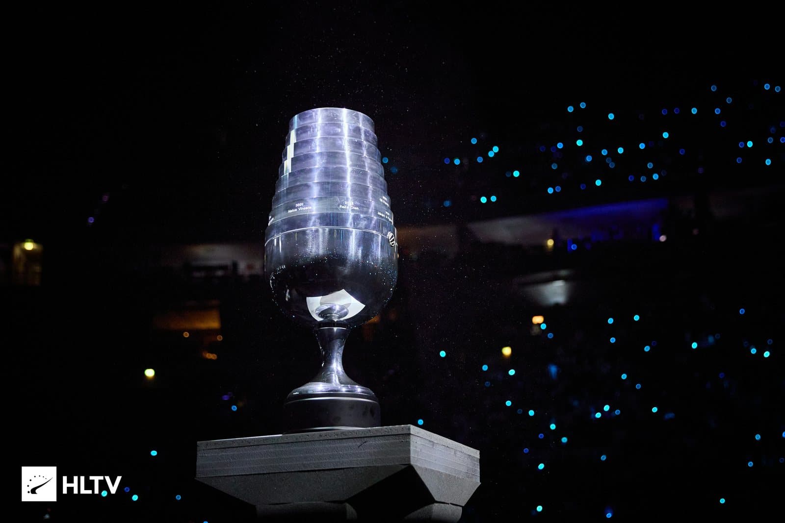 A Major trophy lift on stage
